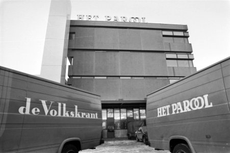 Staking bij opmaakafdeling van dagblad Het Parool . Lege autos van de perscombin, Bestanddeelnr 931-8631
