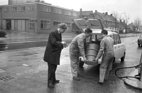 Staking in Belgie, Belgische automobilist koopt in Wernhout een drum van 50 lite, Bestanddeelnr 917-3433