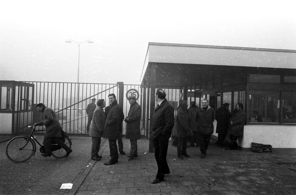 Staking bij NDSM, postende stakers, Bestanddeelnr 926-2831