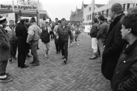 Staking bij margarinefabriek Van de Bergh en Jurgens in Rotterdam werkwilligen , Bestanddeelnr 934-1696