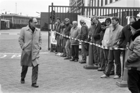 Staking bij Van de Bergh en Jurgens in Rotterdam stakers achter lint, Bestanddeelnr 934-1709