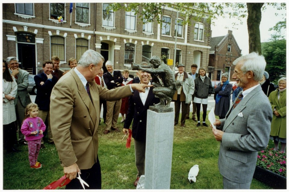 Standbeeld Poppe de Boer (door Kees Verkade) wordt onthuld voor de deur van United Photos de Boer tijdens de viering van het 50-jarig bestaan. Links Frans Nypels, hoofdredacteur Haarlems Dag, NL-HlmNHA 54036188