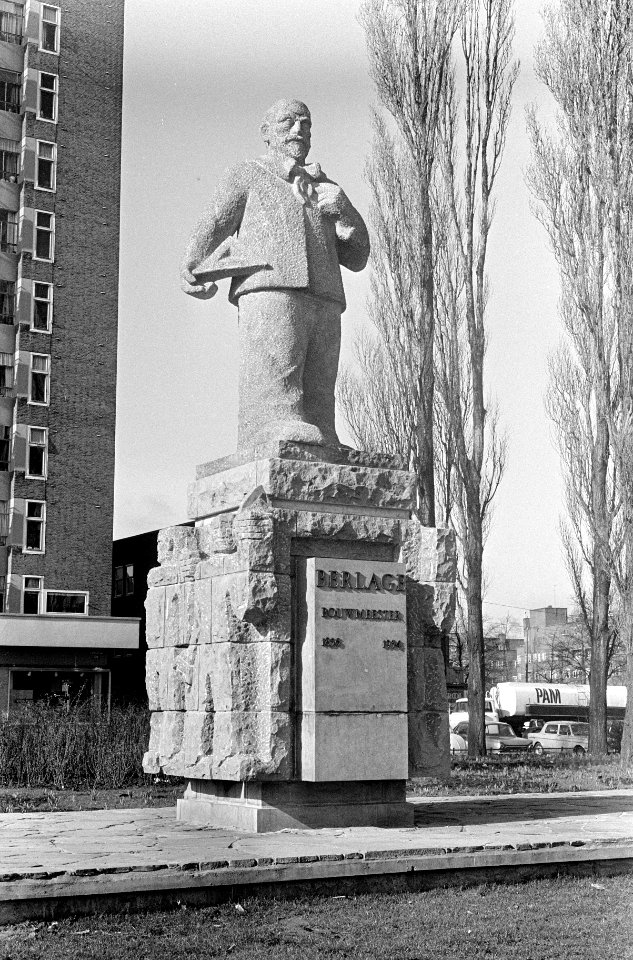 Standbeeld van de architect H.P. Berlage op het Victoriaplein in Amsterdam. Het , Bestanddeelnr 920-1307