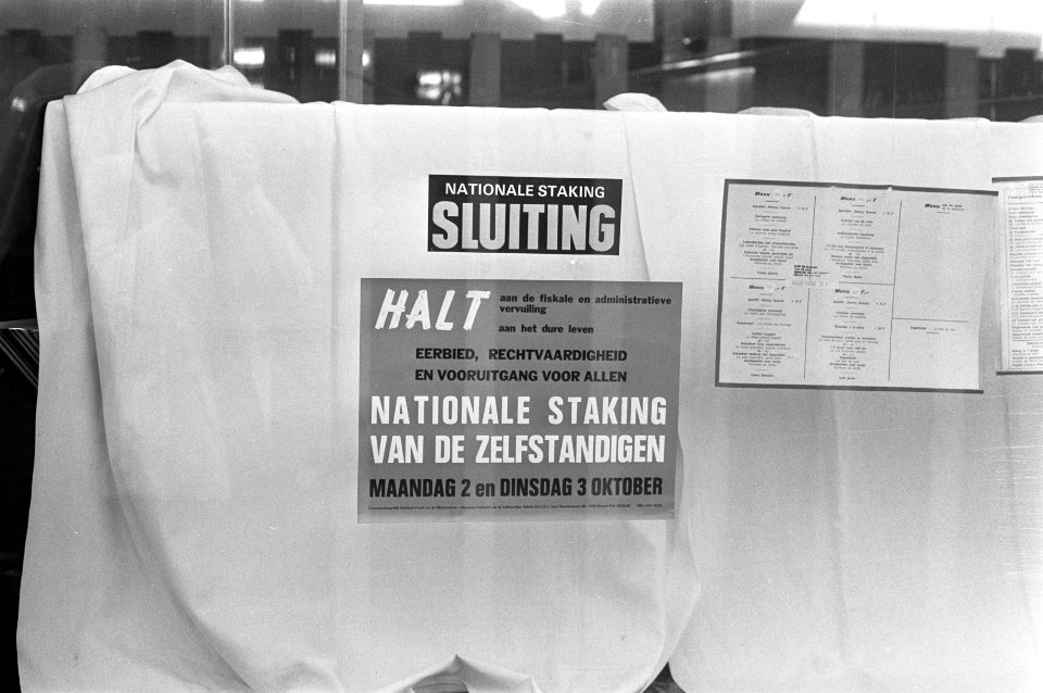 Staking Belgische middenstand, stakingsaankondiging op raam, Bestanddeelnr 925-9272