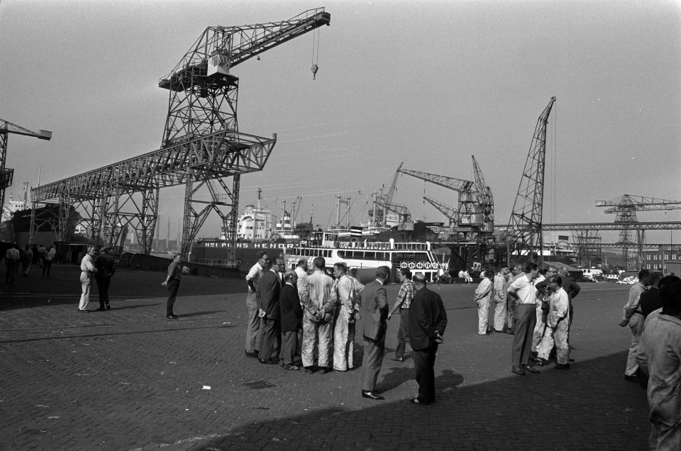 Staking in haven Rotterdam discussierende staking op terrein RDM, Bestanddeelnr 923-7882