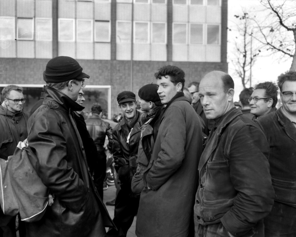 Staking in de Amsterdamse haven Groepje stakers, Bestanddeelnr 915-6566