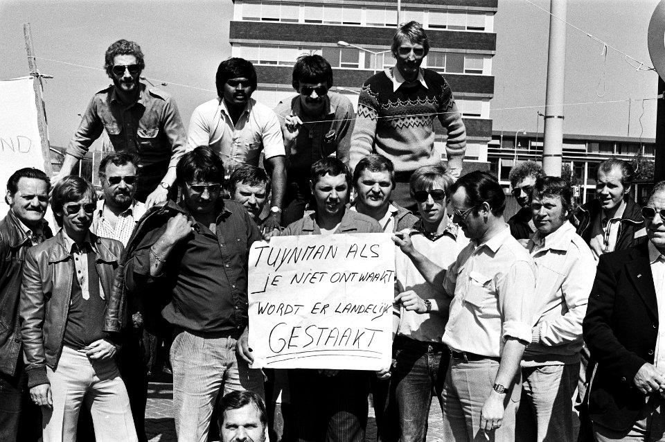Staking Haagse openbaar vervoer zesde dag, stakers met bord Tuijnman als je niet ontwaakt, wordt er landelijk gestaakt, Bestanddeelnr 931-4807