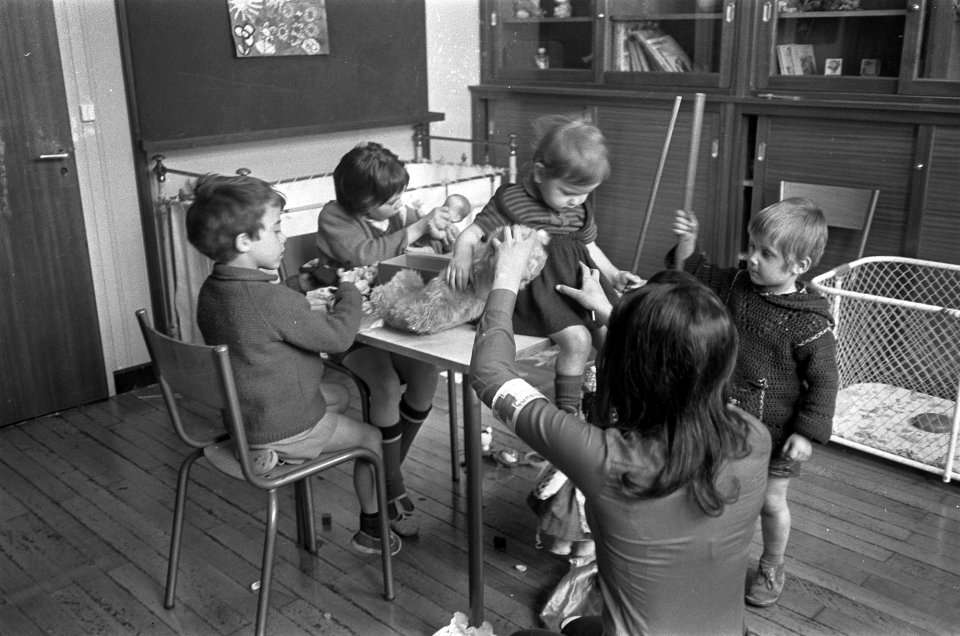 Stakingen in Frankrijk. Kindercreche in Sorbonne, Bestanddeelnr 921-3741