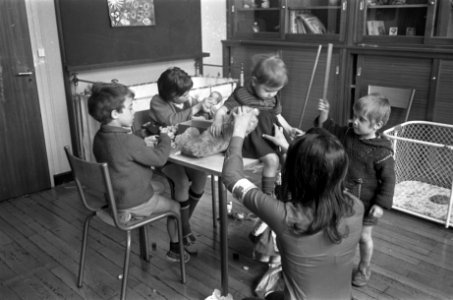 Stakingen in Frankrijk. Kindercreche in Sorbonne, Bestanddeelnr 921-3741