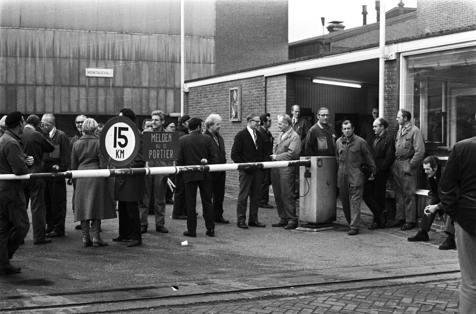 Staking van een uur i.v.m. loonstop (georganiseerd door drie vakcentrales). Stak, Bestanddeelnr 924-1009