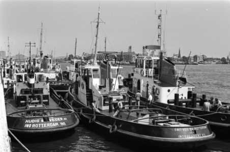 Staking in Roterdamse haven, verlaten sleepboten, Bestanddeelnr 928-6726 photo