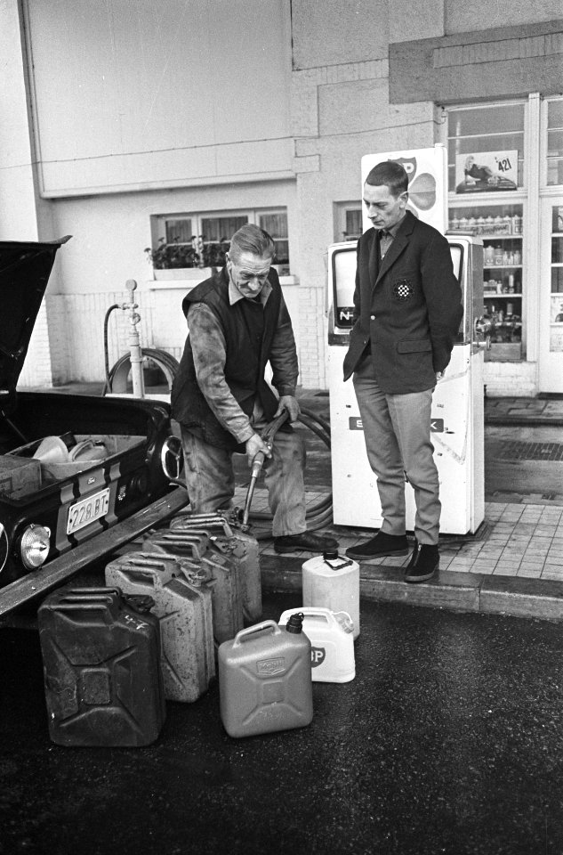 Staking in Belgie, deze automobilist kwam met al zijn jerrycans, Bestanddeelnr 917-3434
