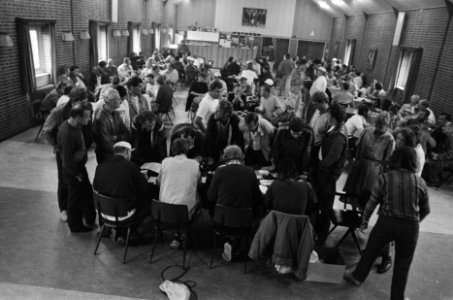 Staking bij cacaofabriek De Zaan inschrijven van stakers, Bestanddeelnr 933-3619