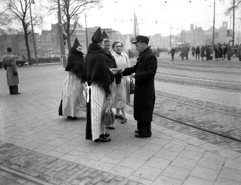 Staking gemeentepersoneel Amsterdam, aanbieding pamflet a publiek, Bestanddeelnr 907-0472