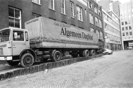 Staking grafisch personeel NDU in Rotterdam auto AD voor de poort, Bestanddeelnr 929-0280 photo