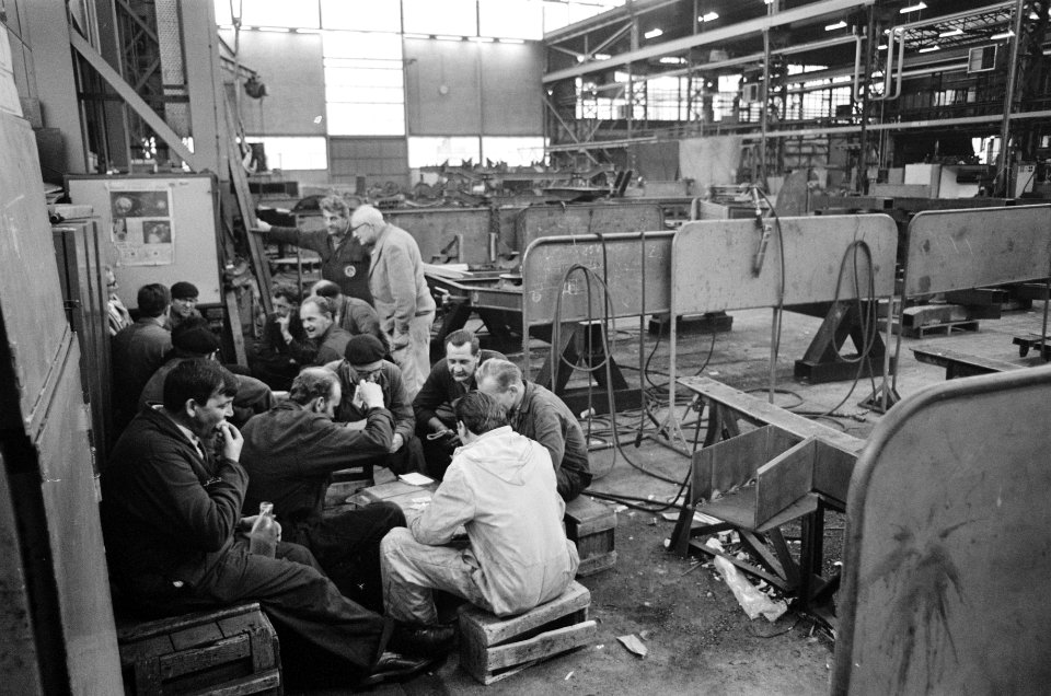 Staking bij Werkspoor Utrecht duurt voort. Stakers doen spelletjes, Bestanddeelnr 922-9663