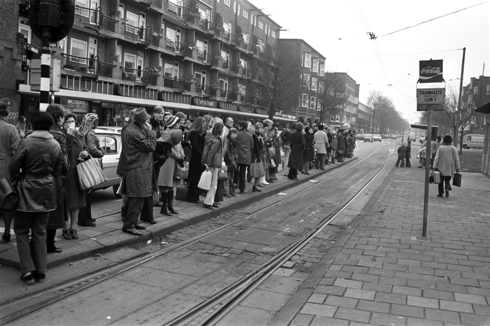 Staking bus- en trampersoneel in Amsterdam overvolle tramhalte, Bestanddeelnr 927-6113