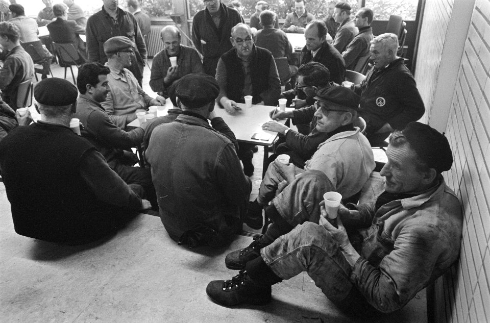Staking bij Werkspoor Utrecht duurt voort. Stakers doen spelletjes, Bestanddeelnr 922-9661