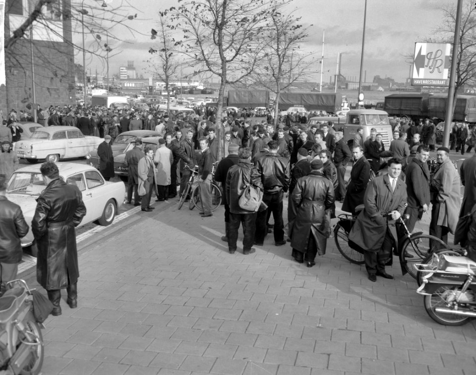 Staking in de Amsterdamse haven Groepje stakers, Bestanddeelnr 915-6569