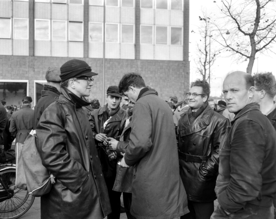 Staking in de Amsterdamse haven Groepje stakers, Bestanddeelnr 915-6567