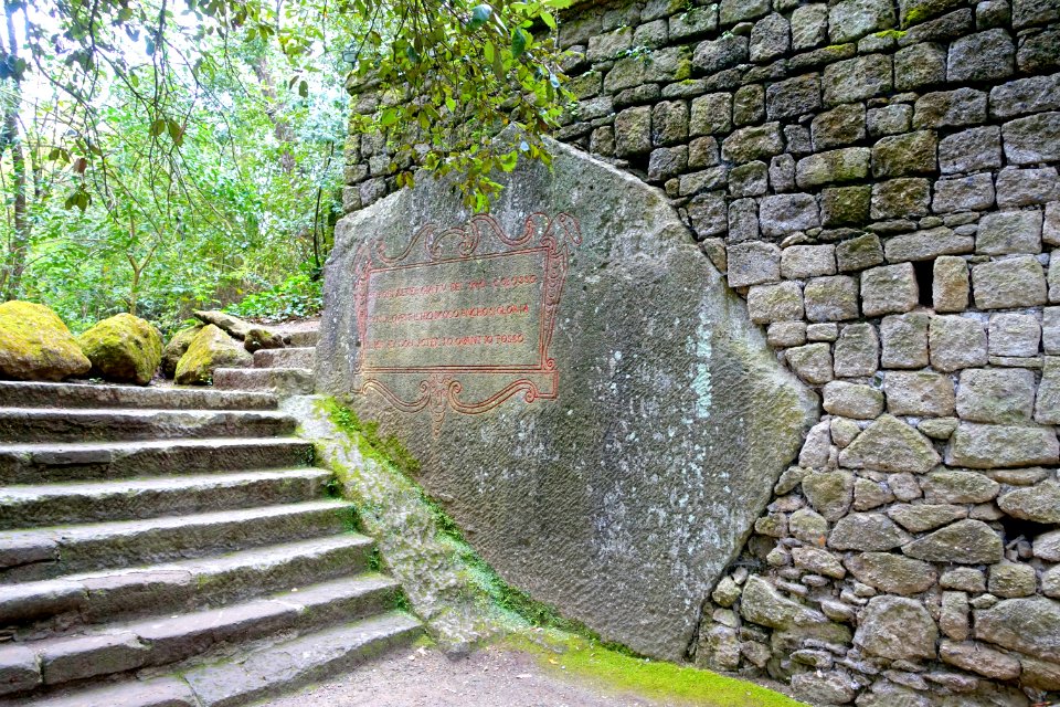 Stairs and walls - Parco dei Mostri - Bomarzo, Italy - DSC02446