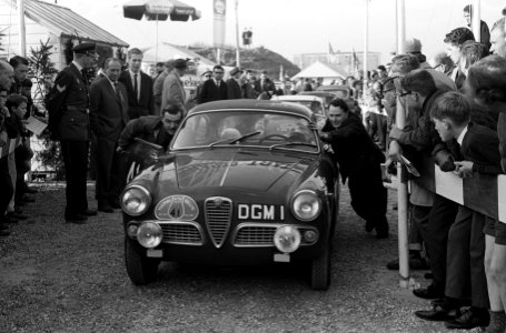 Start Tulpenrallye te Noordwijk, het Engelse team SR Skelly-G Youngson (Alfa…, Bestanddeelnr 915-0780