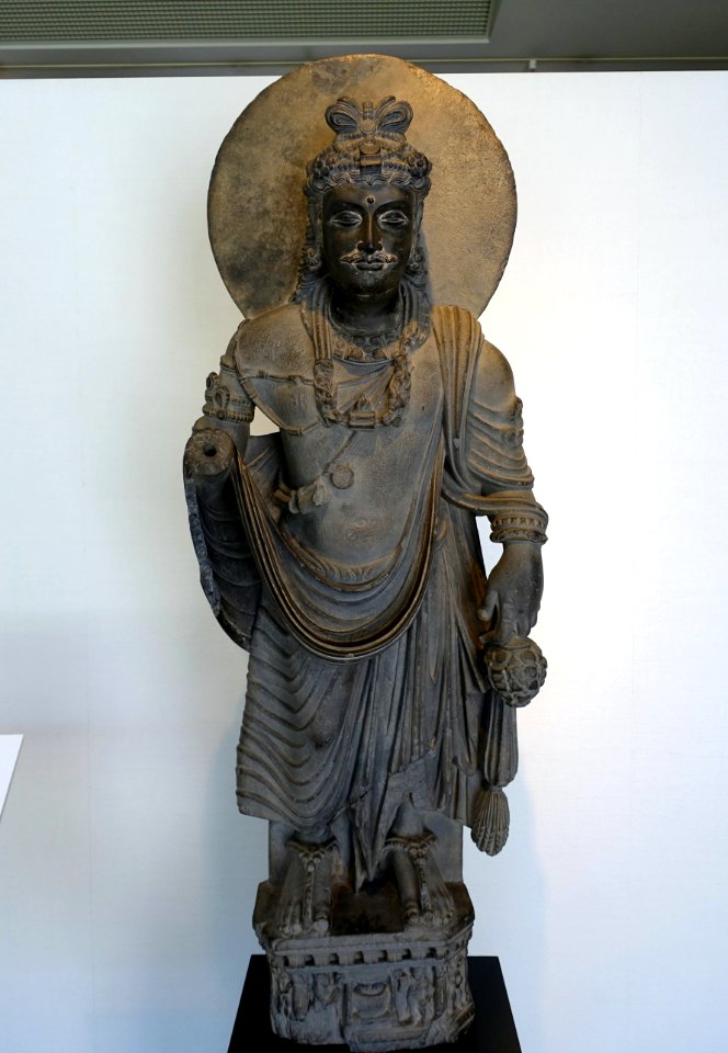 Standing Bodhisattva, Gandhara, c. 3rd century AD, gray schist - Matsuoka Museum of Art - Tokyo, Japan - DSC07091