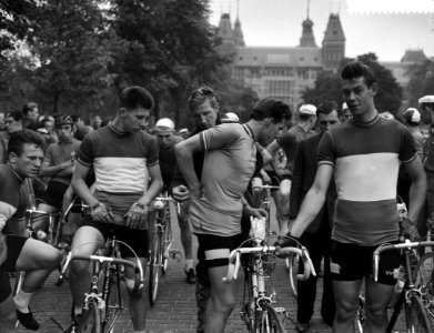 Start Ronde van Nederland Olympus Tour , in het midden Ab Van Egmond, Bestanddeelnr 910-3981