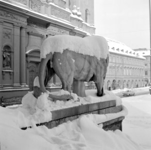 Standbeeld van een leeuw in de sneeuw in de Feldherrnhalle aan de Odeonsplatz, Bestanddeelnr 254-3738 photo