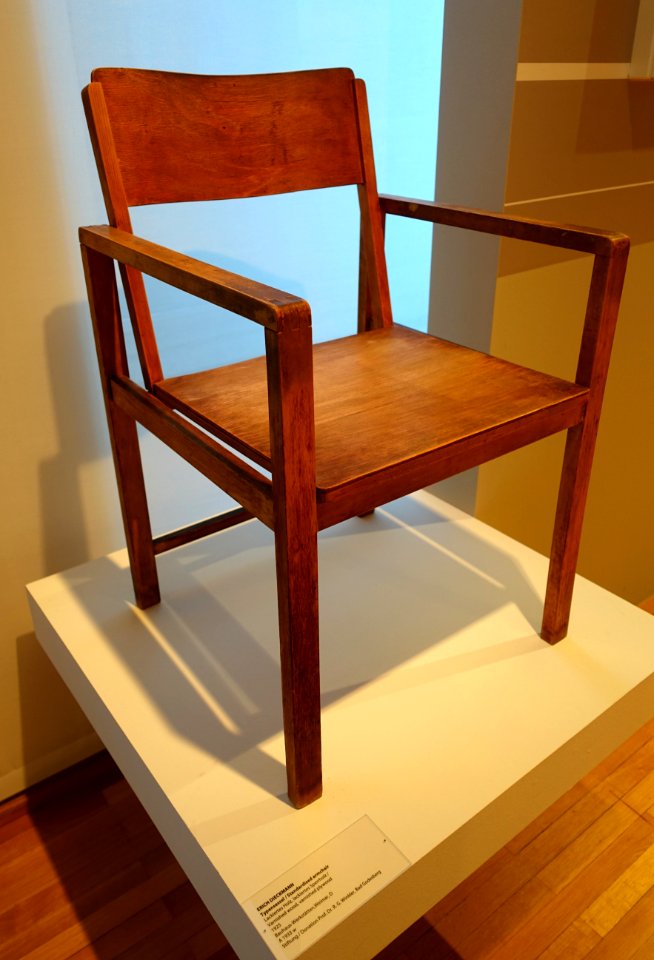 Standardized armchair, designed by Erich Dieckmann, Bauhaus-Werkstatten, Weimar, 1925, varnished wood, varnished plywood - Museum für Angewandte Kunst Köln - Cologne, Germany - DSC09477