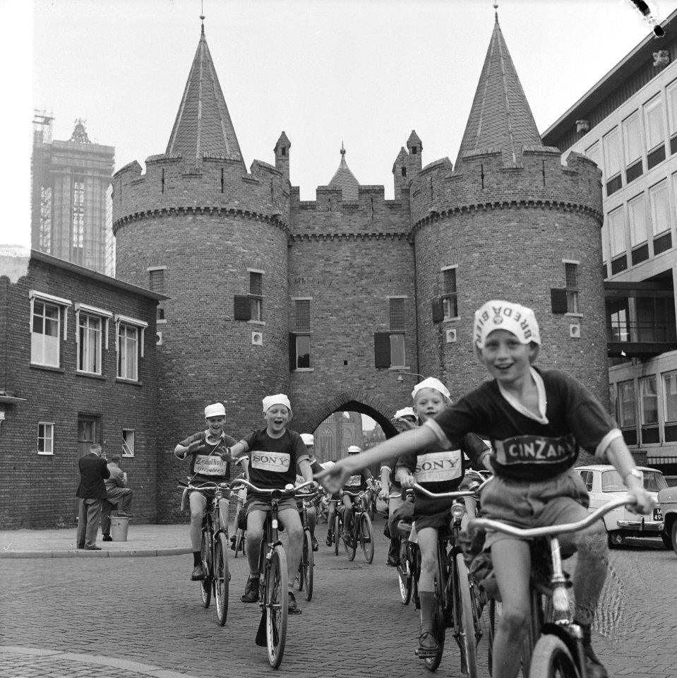 Start Tour de Frats van Ome Joop Legerstee te Arnhem De rijders bij de de Sabel, Bestanddeelnr 915-4480