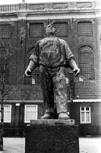 Standbeeld De Dokwerker in Amsterdam op Jonas Daniel Meyerplein, Bestanddeelnr 931-3422