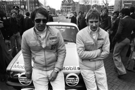 Start Tulpenralley in Rotterdam Bob de Jong (links) en Carlsson (rechts) voor h, Bestanddeelnr 928-5359