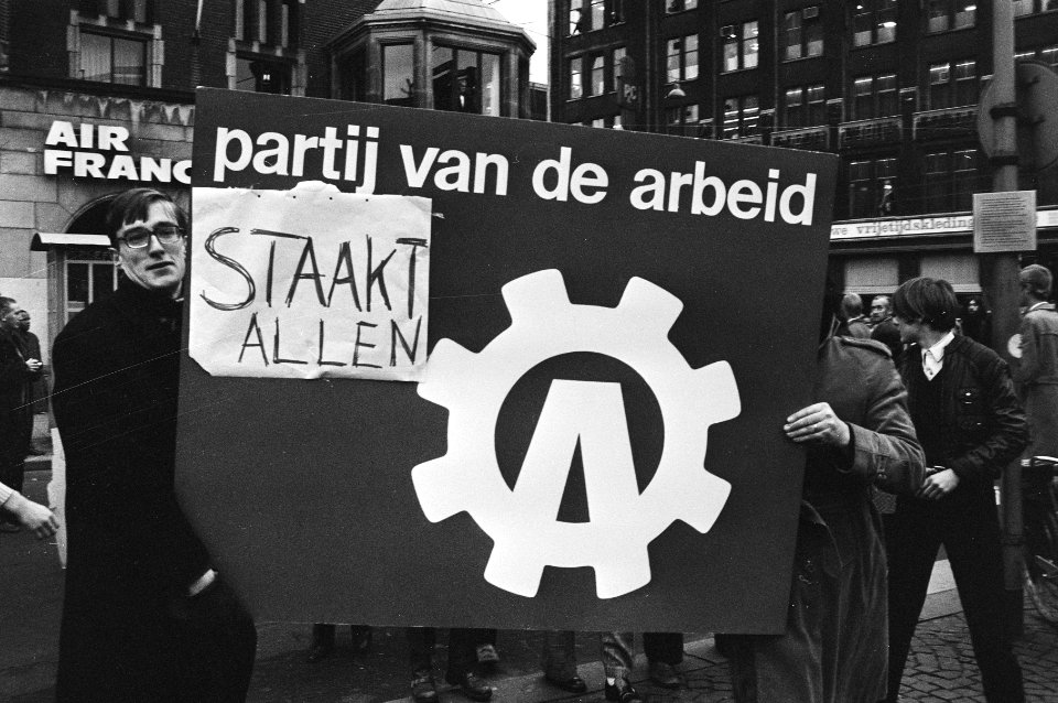 Staking van een uur i.v.m. loonstop (georganiseerd door drie vakcentrales) stake, Bestanddeelnr 924-0995