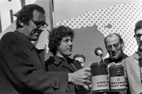 Start Amsterdam helpt Hanoi op Dam, Lammers vult als eerste collectebus, Bestanddeelnr 926-2759