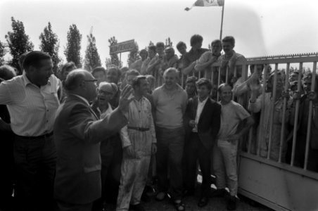 Staking op Rotterdamse scheepswerven Stakers staan op hek van Wilton Fijenoord, Bestanddeelnr 923-7823