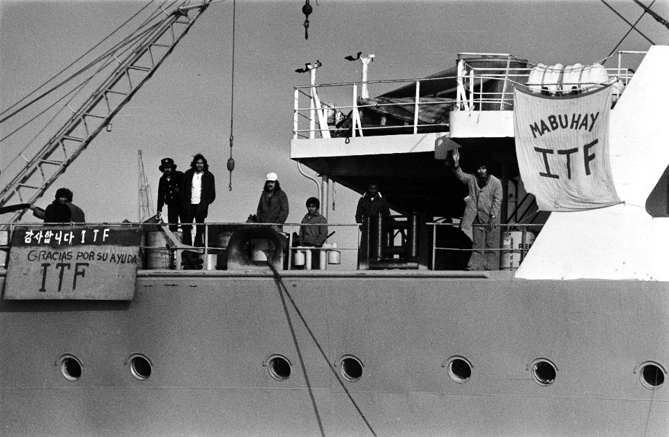 Staking bemanning bull-carrier Tropwind in Amsterdamse vlothaven, Bestanddeelnr 929-9843