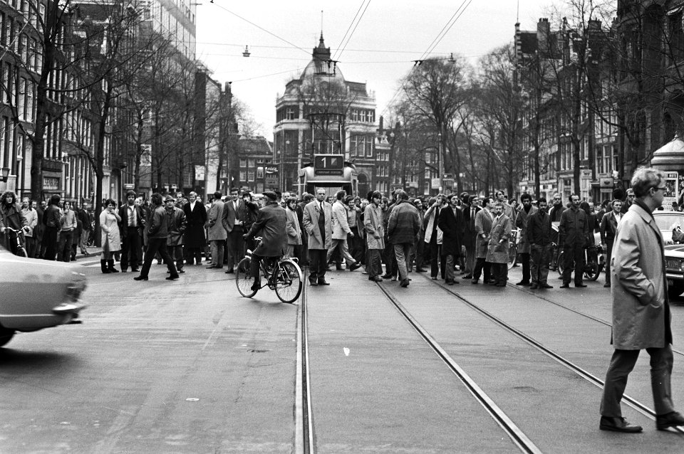 Staking van een uur i.v.m. loonstop (georganiseerd door drie vakcentrales). Stak, Bestanddeelnr 924-0991