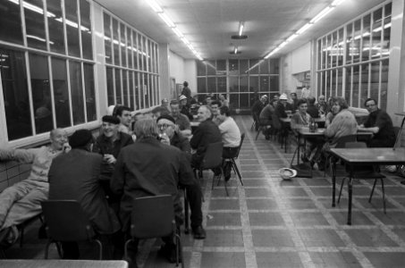 Staking begonnen bij Hoogovens, werknemers in kantine, Bestanddeelnr 926-2358