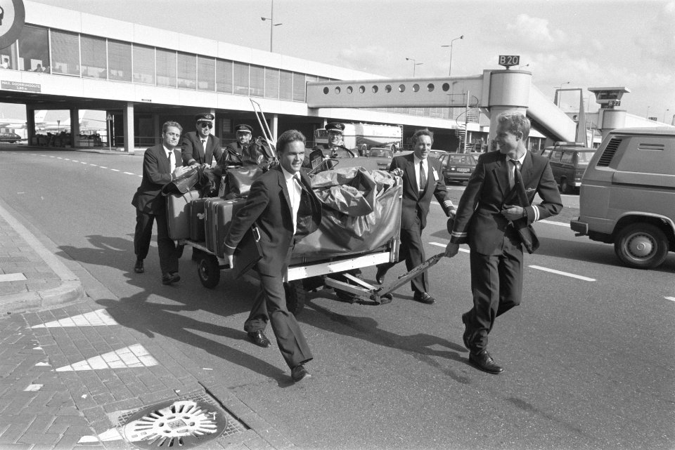 Staking bagageafhandelingspersoneel en beladers KLM op Schiphol vliegtuigbemann, Bestanddeelnr 934-3266