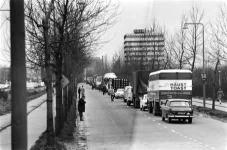 Staking van een uur i.v.m. loonstop (georganiseerd door drie vakcentrales). Lang, Bestanddeelnr 924-1010