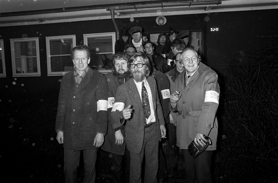 Staking begonnen bij Hoogovens, leden van ordedienst, Bestanddeelnr 926-2357