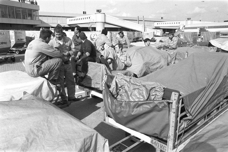 Staking bagageafhandelingspersoneel en beladers KLM op Schiphol stakers, Bestanddeelnr 934-3264