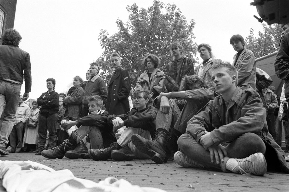 Start estafette-actie jongeren in Leiden tegen kabinetsbeleid jongeren, Bestanddeelnr 934-2396