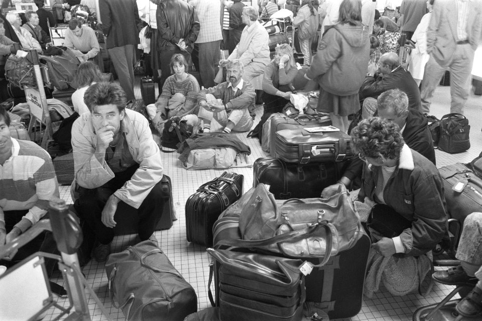 Staking bagageafhandelingspersoneel en beladers KLM op Schiphol passagiers met , Bestanddeelnr 934-3261