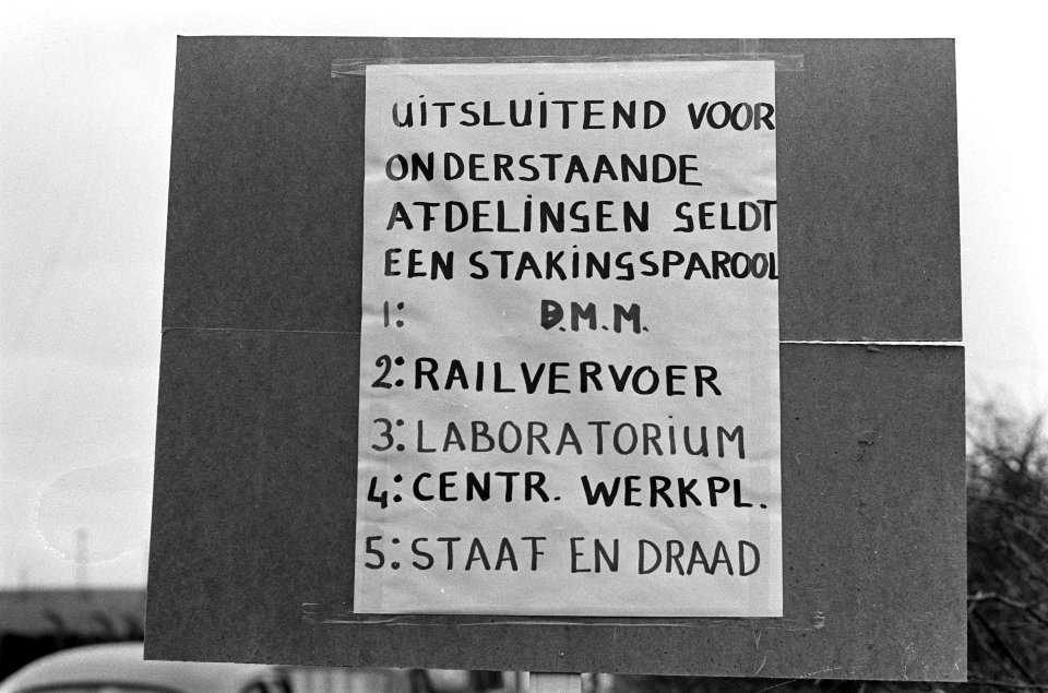 Staking bij Hoogovens, stakingsleiders en ordedienst tijd vergadering, Bestanddeelnr 926-2386