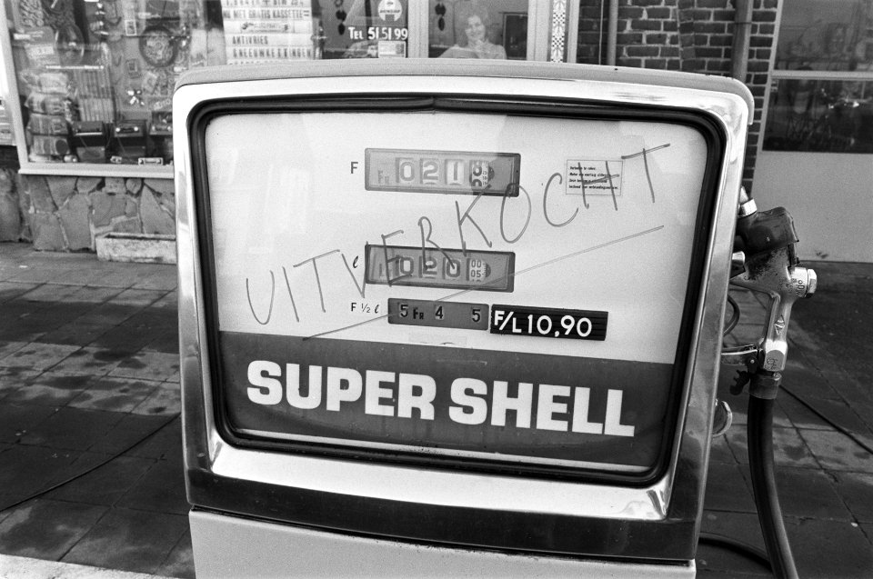 Staking bij olieraffinaderijen in Belgie, benzinestation uitverkocht, Bestanddeelnr 926-1724