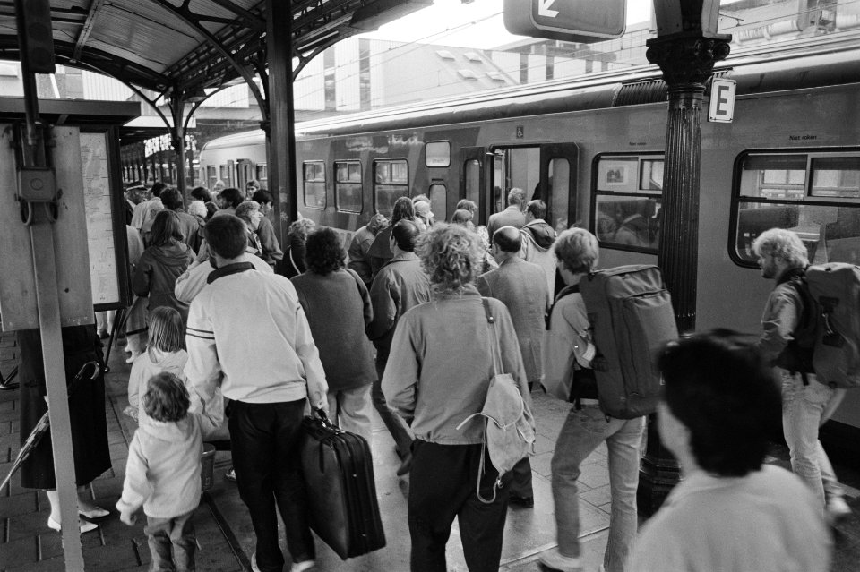 Staking bij NS wegens uitblijven CAO-accoord reizigers rond een NS-er in Utrech, Bestanddeelnr 933-6578