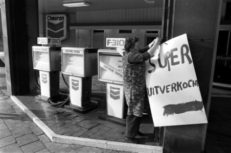 Staking bij olieraffinaderijen in Belgie, bij benzinestation wordt bord Super ui, Bestanddeelnr 926-1719