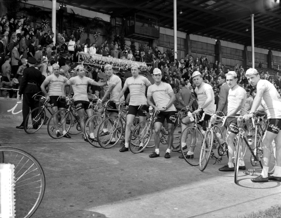 Start Ronde van Nederland Stadion Utrecht Duitse ploeg (Continental) kopman Gu, Bestanddeelnr 907-9295